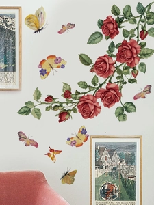 Détail macro de stickers muraux roses rouges et papillons colorés sur un mur d'intérieur