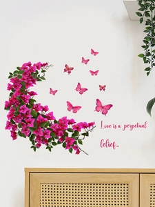 Détail de stickers muraux bougainvilliers roses et papillons sur un mur blanc
