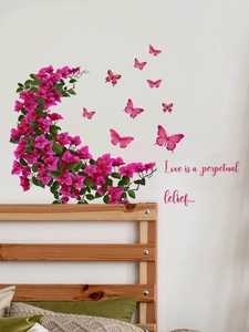 Détail d'autocollants muraux fleurs roses avec papillons et citations pour la chambre