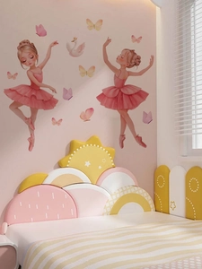 Détail de stickers muraux avec danseuses de ballet roses, papillons et cygne couronné