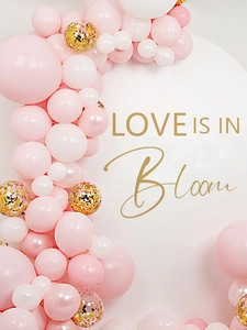 Dettaglio arco di palloncini rosa e bianchi con scritta oro Love is in Bloom per feste