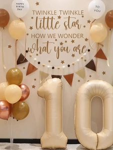 Detailliertes Set aus champagnergoldenen Nummer 10 Ballons mit braunem Sterndekor