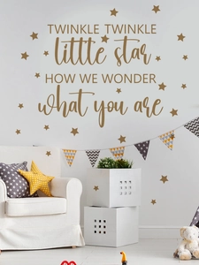 Detailansicht der Twinkle Twinkle Little Star Wandtattoo an einer weißen Schlafzimmerwand