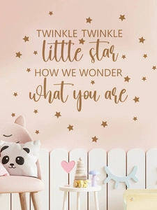 Detail der Twinkle Little Star Wandtattoo mit goldenen Sternen in einem Kinderzimmer