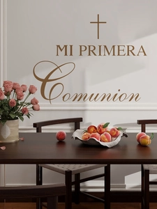 Détail de l'autocollant mural marron 'Mi Primera Comunión' pour décoration de baptême