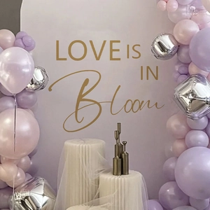 Adesivo Love in Bloom per addio al nubilato con arco di palloncini lilla e rosa