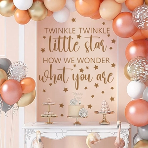 Wandtattoo Twinkle Twinkle Little Star mit goldenen Sternen für Babyparty Deko