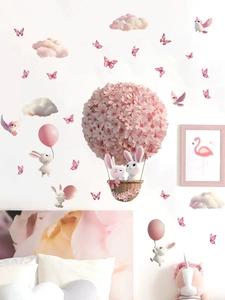 Detail der Wandtattoo-Anordnung mit rosa Heißluftballons und weißen Kaninchen im Kinderzimmer