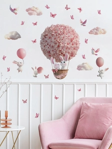 Detail der rosa Heißluftballon- und Hasen-Wandtattoos in einem Kinderzimmer-Ambiente