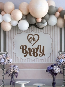 Gros plan du décor de fête Oh Baby avec ballons Morandi et décor floral