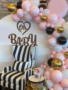 Détail de l'arche de ballons rose et or avec signe Oh Baby pour fête prénatale