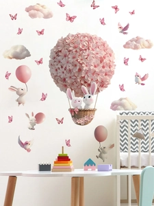 Detail von rosa Heißluftballon und Hasen Wandaufklebern in einem gemütlichen Kinderzimmer