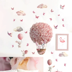 Wandtattoo für Kinderzimmer mit Hasen im Heißluftballon aus rosa Blumen und Wolken