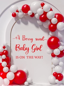 Dettaglio dello sfondo A Berry Sweet Baby Girl IS ON THE WAY con palloncini rossi