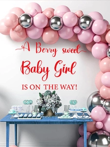 Dettaglio del testo 'A Berry sweet Baby Girl' e arco di palloncini rosa per baby shower
