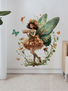 Détail d'autocollant mural fée avec robe marron et papillons verts pour chambre d'enfant