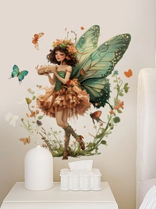 Détail de l'autocollant mural fée aux ailes vertes et fleurs dans une chambre douce