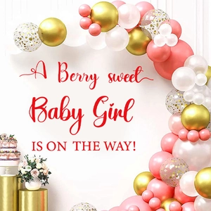 Arco di palloncini rosa e oro per baby shower con scritta A Berry Sweet Baby Girl IS ON THE WAY