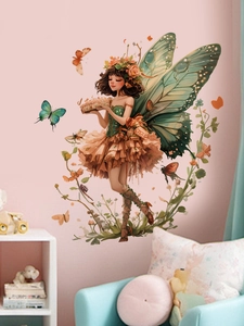 Détail de stickers muraux fée et papillons colorés sur un mur rose doux d'une chambre enfant
