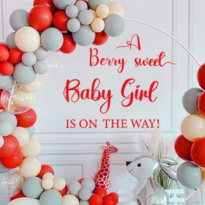 Arco di palloncini Berry Sweet Baby Girl con palloncini rossi e forme di animali