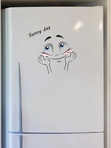 Détail du sticker visage souriant Sunny Day sur un réfrigérateur blanc moderne