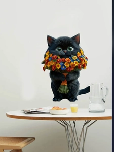 Detail von süßem schwarze Katze Wandtattoo mit Gänseblümchen an weißer Schlafzimmerwand