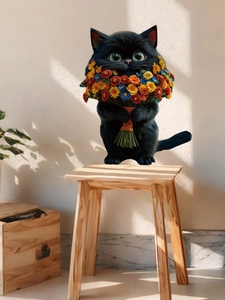 Detail eines süßen Wandtattoos mit schwarzer Katze und Blumen in warmer Innenraumatmosphäre
