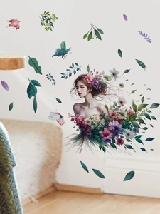 Détail du sticker mural fille fleurie sur mur blanc de salon avec des papillons