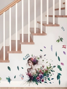 Détail d'autocollant mural fille florale sur mur d'escalier blanc avec papillons et fleurs