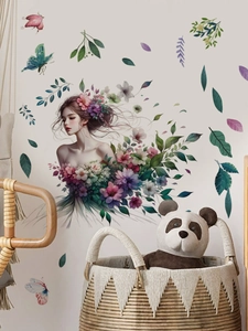 Détail d'un sticker mural fille avec fleurs violettes et papillons dans un salon