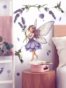 Dettaglio dell'adesivo murale fata viola con fiori di lavanda e piccoli colibrì