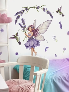 Dettaglio adesivo murale fata lavanda con vestito di petali viola e colibrì su muro bianco