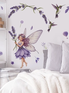 Dettaglio adesivo da parete con fata viola fiori di lavanda e colibrì per la camera