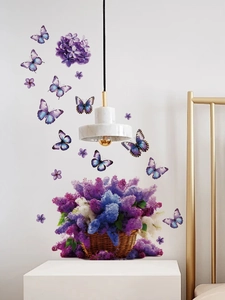 Dettaglio di adesivi murali con cesto di lillà viola e farfalle 3D su sfondo bianco