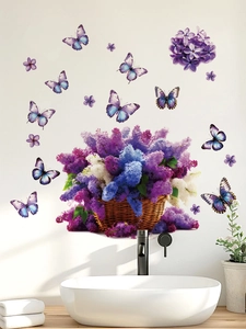 Dettaglio di adesivi murali con cesto di fiori viola e farfalle in un bagno