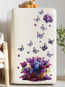 Dettaglio di adesivi murali con cesto di fiori viola e farfalle su frigorifero vintage