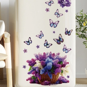 Adesivo murale con cesto di fiori viola e farfalle blu su superficie di frigo bianco
