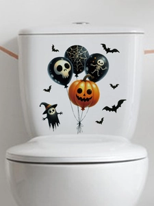 Detail van Halloween-pompoen- en schedelstickers op een wit toiletstortbakje