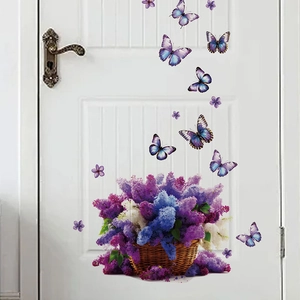 Adesivo murale con cesto di fiori viola e farfalle su una porta bianca per decoro casa