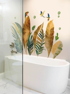 Detail von tropischen Palmblättern und Papageien Wandaufklebern im Badezimmerdekor