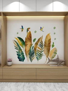 Detail von tropischen Blatt-Wandtattoos mit bunten Papageien in einem modernen Wohnzimmer