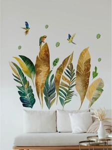 Detail von tropischen Blatt Wandstickern mit bunten Papageien im modernen Wohnzimmer