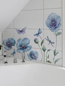 Adesivi murali floreali blu impermeabili con farfalle su piastrelle del bagno