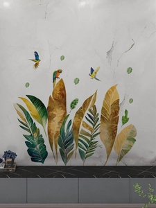 Details der Wandtattoo Regenwald mit grünen Blättern und Papageien an einer grauen Wand