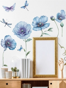 Dettaglio di adesivi murali con papaveri blu acquerello e farfalle su una parete minimalista