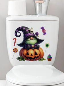 Dettaglio dell'adesivo per WC con gnomo e zucca di Halloween su superficie bianca
