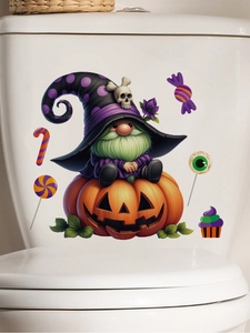 Dettaglio di un adesivo di Halloween con gnomo e zucca su un serbatoio per WC bianco