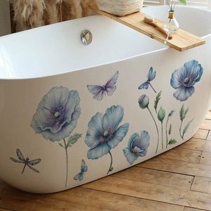 Adesivi in PVC con fiori blu autoadesivi e farfalle su una vasca da bagno bianca in bagno