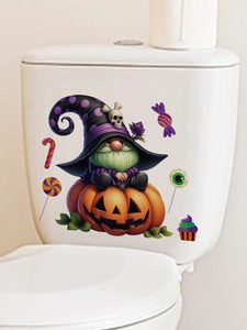 Dettaglio di uno gnomo di Halloween con barba verde su un adesivo WC a zucca