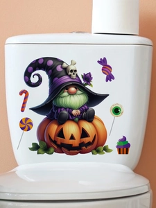 Dettaglio di un adesivo con gnomo e zucca di Halloween applicato su un serbatoio WC